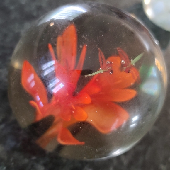 Vintage Floral Art Globe Paperweights Set of 3 - Picture 3 of 13